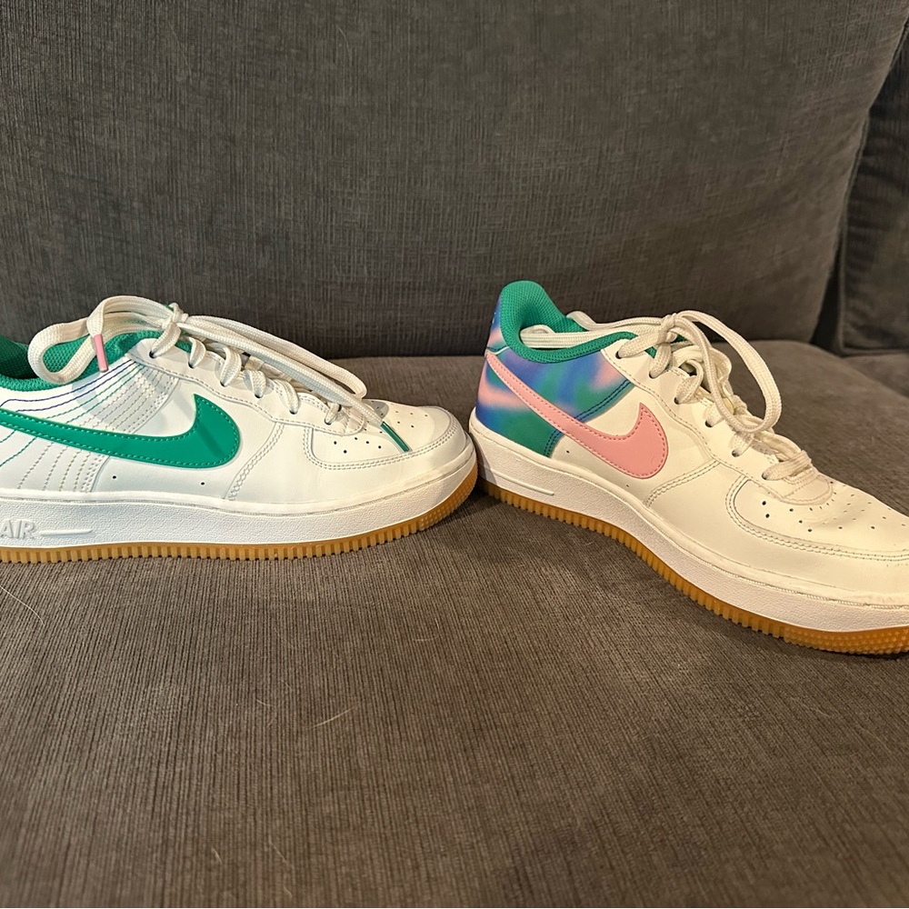 Kids size 6 Nike shoes. Excellent condition! Fits women’s size 7.5